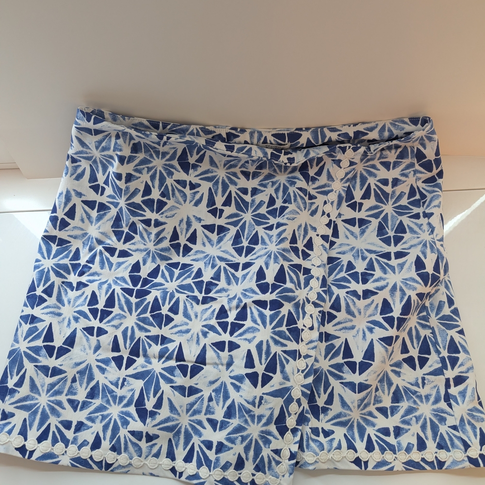 NWOT! ✨ Crown & Ivy 🌟 Blue + White Patterned Skort - Size 12